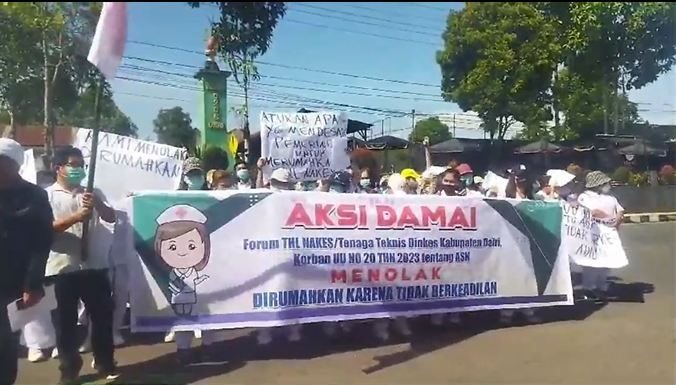 Tolak Diberhentikan Sebagai THL, 160 Nakes Pemkab Dairi Unjukrasa ke DPRD