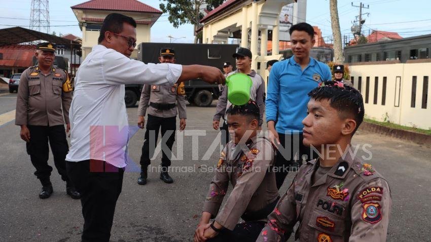 Tiba di Polres Padangsidimpuan 10 Bintara Baru Jalani Tradisi Mandi Bunga