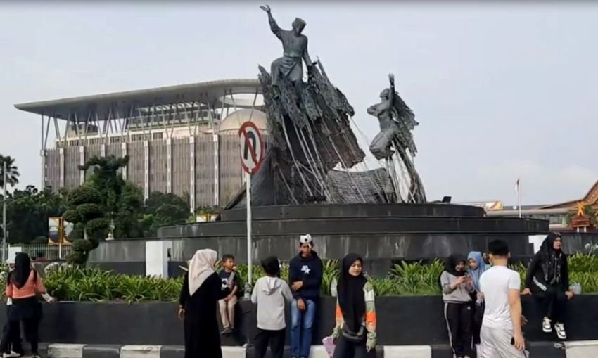 Penyangga Tugu Zapin Ikon Riau Dicuri