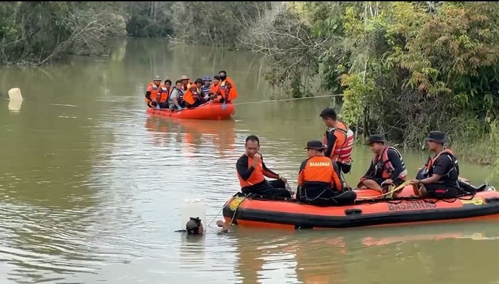 Truk Terjun ke Sungai, 12 Orang Meninggal Dunia, 3 Masih Dicari