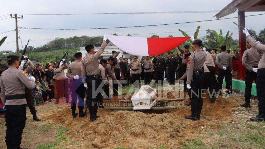 Tembakan Salvo Tradisi Pemakanan Personel Polri, Kapolres Siantar Jadi Irup