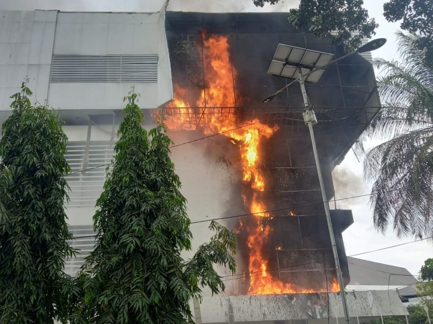 Kantor Disdik Sumut Terbakar