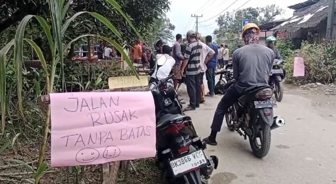 Jalan Rusak, Warga Blokade Puluhan Truk Galian Tanah di Asahan