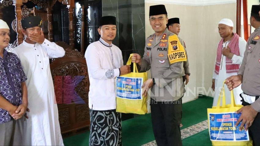 Kapolres Tapteng Ajak Jamaah Sholat Jumat Tertib Berlalulintas