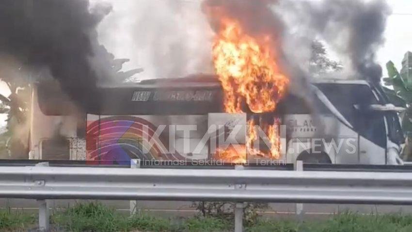 Bus Putra Pelangi Terbakar di Tol Medan-Kualanamu-Tebing Tinggi, Tidak Ada Korban Jiwa