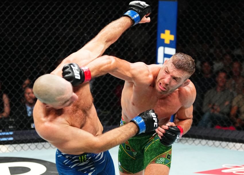 Dricus du Plessis Hancurkan Sean Strickland di UFC 312, Pertahankan Gelar dengan Kemenangan Mutlak