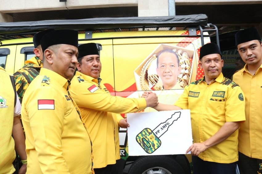 Ketum DPP Golkar Bahlil Lahadalia Berikan 4 Unit Mobil Dukung AMPG Bersihkan 444 Ribu Rumah Ibadah di  Indonesia