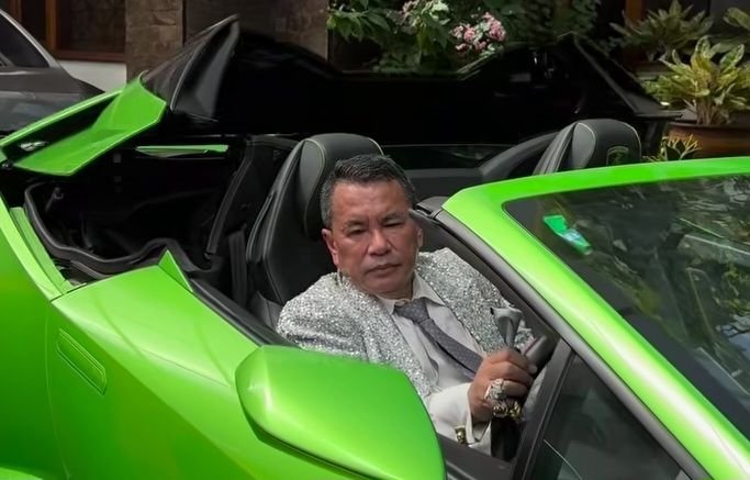 Terlalu Banyak Aktivitas, Hotman Paris Dilarikan ke Singapura