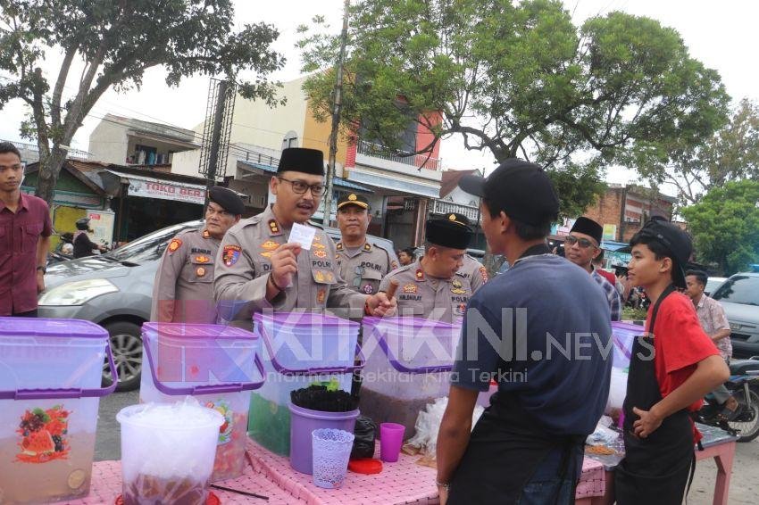 Patroli Jalan Kaki, Kapolres Langkat Pastikan Pedagang Takjil Bebas dari Pungli