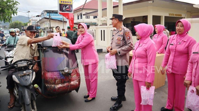 Bersama Bhayangkari, Polres Padangsidimpuan Berbagi Makanan Berbuka Puasa ke Masyarakat