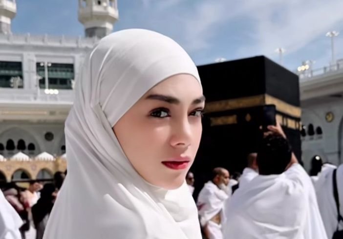 Umrah Perdana, Tangis Celine Evangelista Langsung Pecah