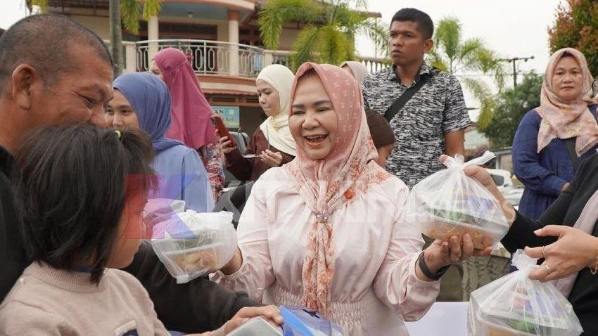 Wakil Bupati Langkat Bagikan Ratusan Takjil ke Warga