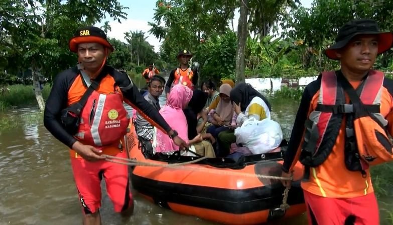 Basarnas Pekanbaru Evakuasi Keluarga Terjebak Banjir