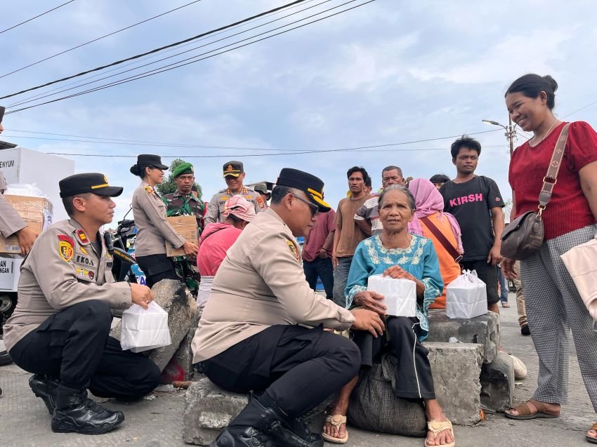 Kapolrestabes Medan dan Kapolsek Medan Tuntungan Bagikan Takjil Gratis di Simpang Selayang