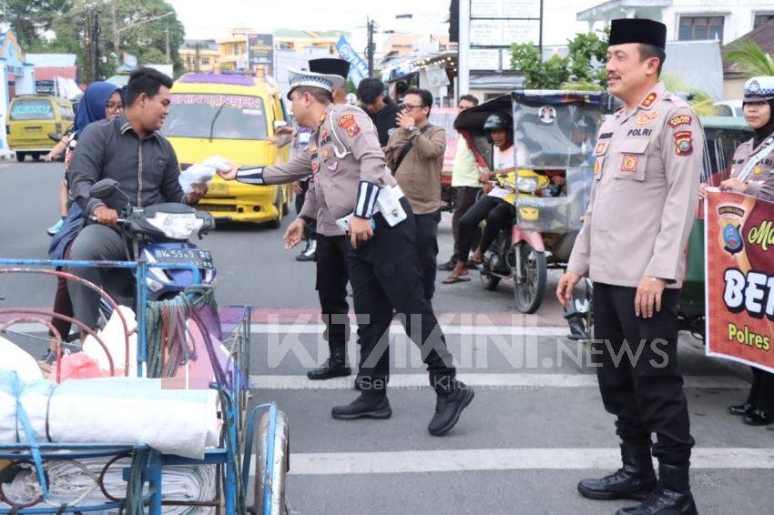 Kapolres Binjai Berbagi Takjil Kepada Pengguna Jalan