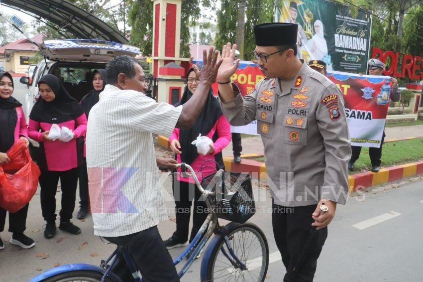 1 Hari 1 Kebaikan, Kapolres Langkat & Bhayangkari Berbagi Takjil