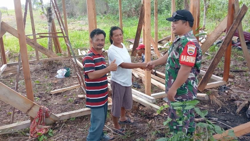 Babinsa Koramil 05/Lahewa Nias Utara Bangun Rumah Warga Tak Mampu