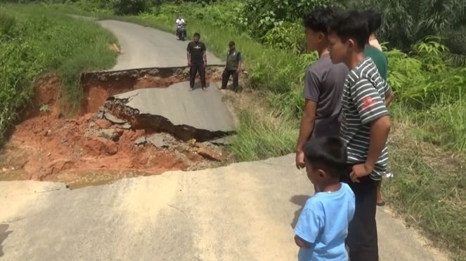 Jalan Kabupaten Ambles Sepanjang 10 Meter di Dharmasraya