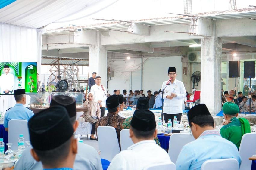 Rico Waas Buka Puasa Bersama Masyarakat dan Iman Salat Magrib di Masjid Muwahiddin Medan Selayang