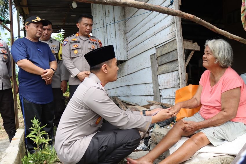 Kapolres Tapteng Kunjungi Warga Lansia Yang Sakit