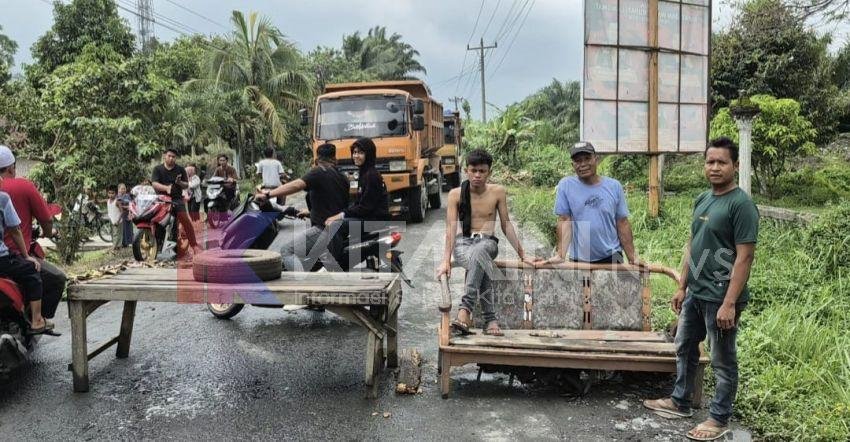 Warga Blokir Jalan Rusak Minta Diaspal