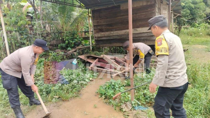 Bantu Warga, Polri dan BPBD Sidimpuan Turun Bersihkan Lumpur Pasca Banjir