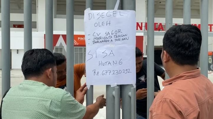 Tuntut Pembayaran Proyek Rp677 Juta, Tiga Vendor Segel Sport Center