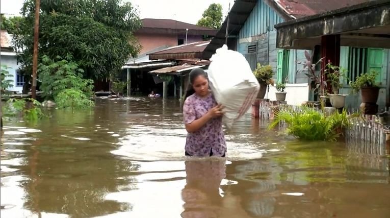 Tenda Pengungsian Minim, Ribuan Warga Bertahan di Lokasi Banjir Pekanbaru