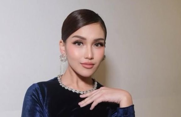 Ayu Ting Ting Siapkan Baju Seragam untuk Lebaran