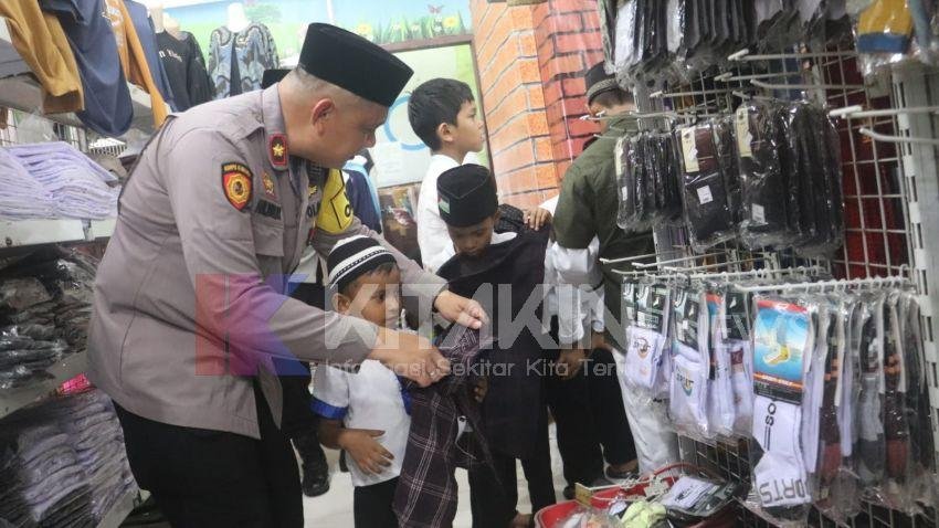 Berbagi Berkah ke Anak Yatim, Kapolres Langkat ajak Belanja Pakaian