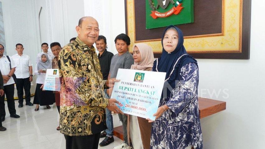 Bupati Langkat Serahkan Bantuan Rp120 Juta untuk Korban Kebakaran di Bahorok
