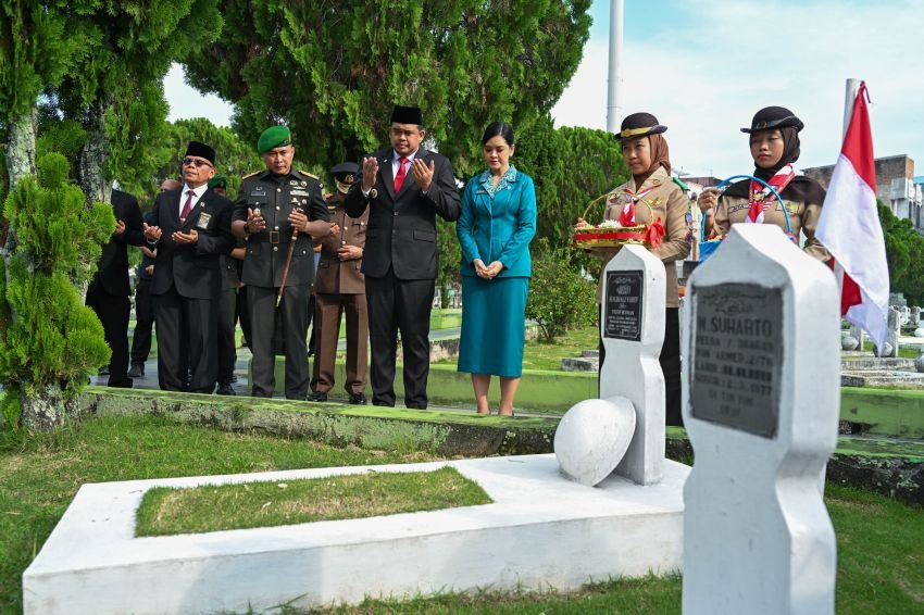 HUT ke-77 Sumut, Bobby Pimpin Ziarah ke Makam Pahlawan