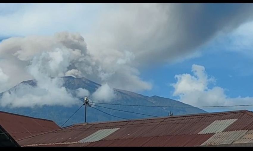 Gunung Marapi Erupsi, Kabupaten Agam dan Tanah Datar Diguyur Hujan Abu