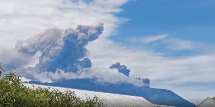 Lagi, Gunung Marapi Erupsi Semburkan Material Vulkanik