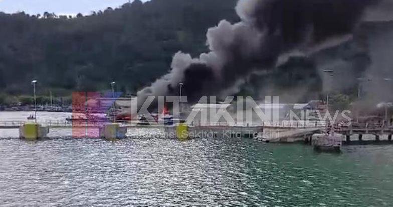 Kapal Dinas Bupati Mentawai Terbakar