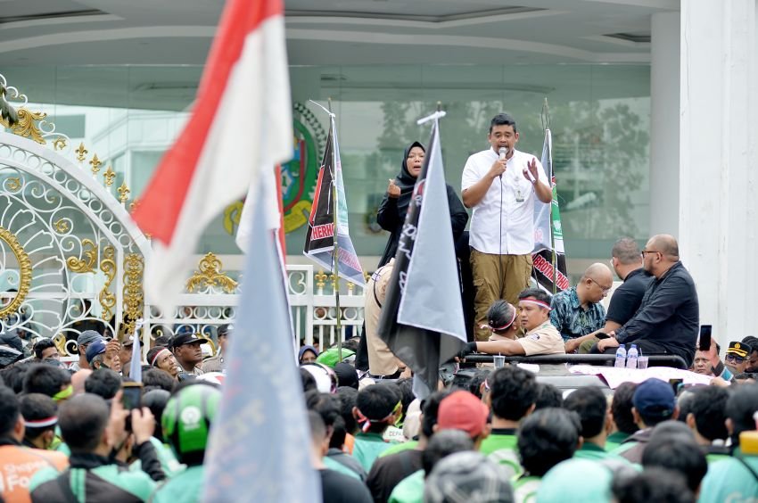 Bobby Temui Ribuan Driver Ojol Demo di Kantor Gubsu