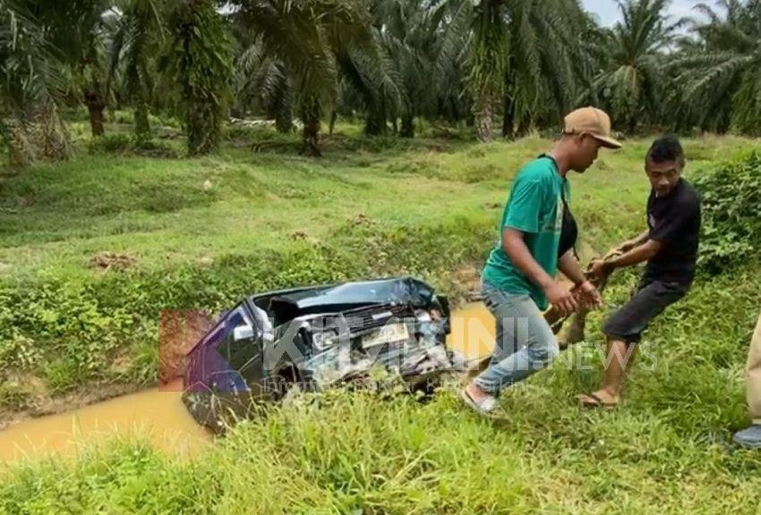 Laka Tunggal Mobil Minibus Terguling ke Parit 3 Penumpang Terluka
