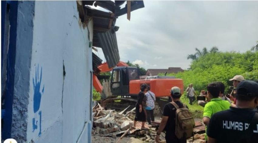 Ricuh dengan Penghuni Rumah saat Eksekusi Lahan Seluas 11,4 Hektare