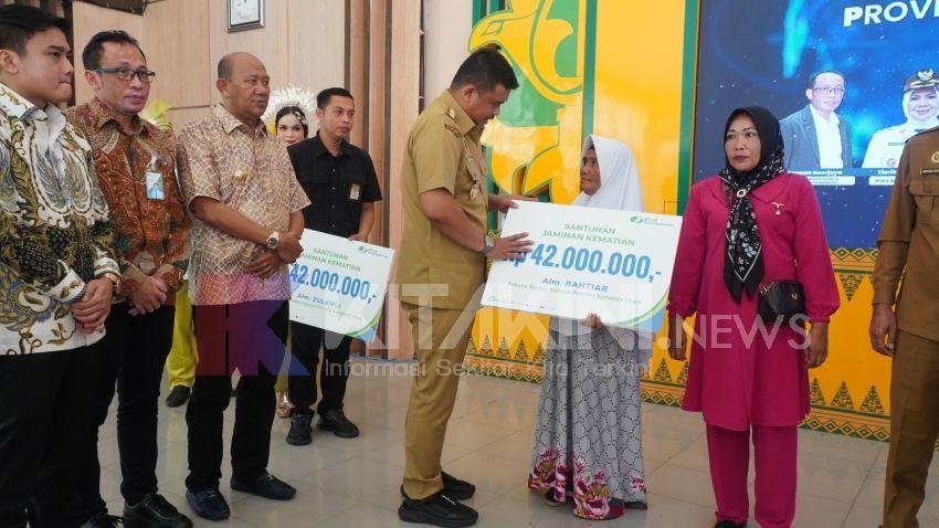 Bobby Serahkan 1.600 Kartu BPJS Untuk Nelayan Langkat