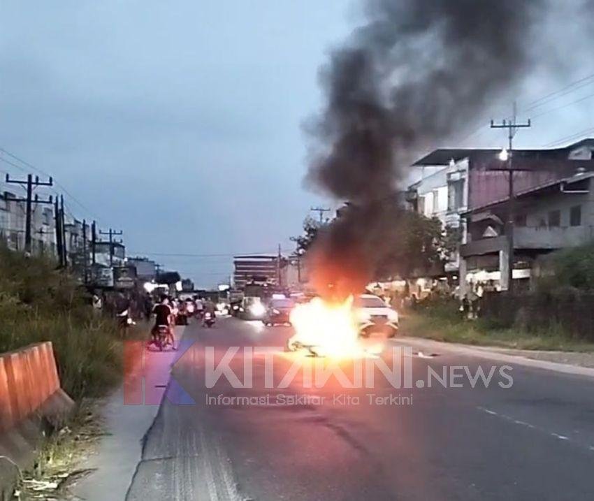 Sepeda Motor Terbakar di Tengah Jalan Lintas Sumatera