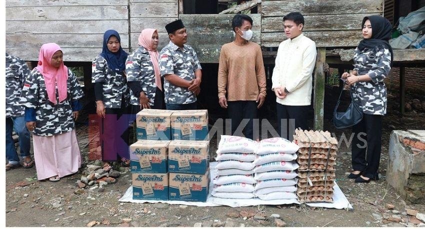 Ricky Anthony Serahkan Bantuan untuk Korban Kebakaran di Hinai Kanan