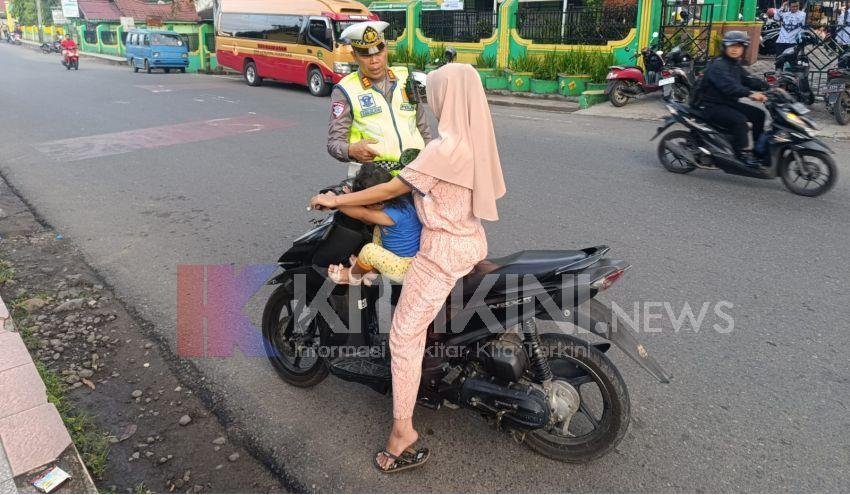 Kasat Lantas Polres Padangsidimpuan Tegur Pelajar Tak Pakai Helm