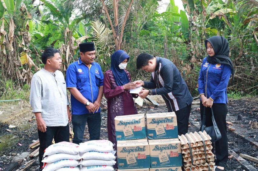 Pungut Butiran Beras di Puingan Reruntuhan Rumah, Ricky Anthony Berikan Bantuan Kepada Jamiah