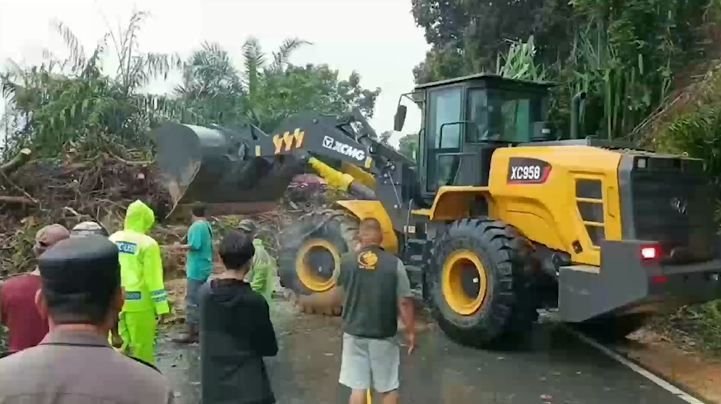 Jalan Penghubung Pekanbaru Kuansing Longsor Akibat Hujan, Kendaraan Macet 2 Kilometer