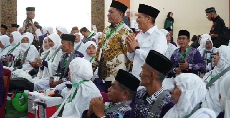 Wamenag RI Melepas Kloter Pertama Embarkasi Medan, 2 Jamaah Ditunda Keberangkatannya