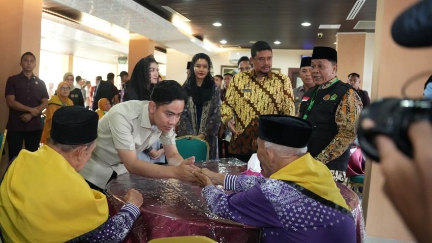 Gubernur Sumut Bobby Nasution Dampingi Wapres Sapa Calon Jemaah Haji