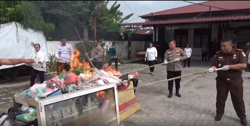 Cabjari Lubukpakam Musnahkan Berbagai Jenis Senjata Tajam dan Narkoba dari Ratusan Perkara