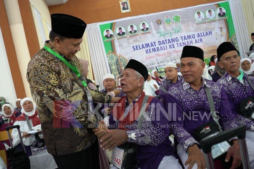 Ketua PPIH dan Wabup Madina Sambut Kedatangan Jemaah Haji Kloter 5