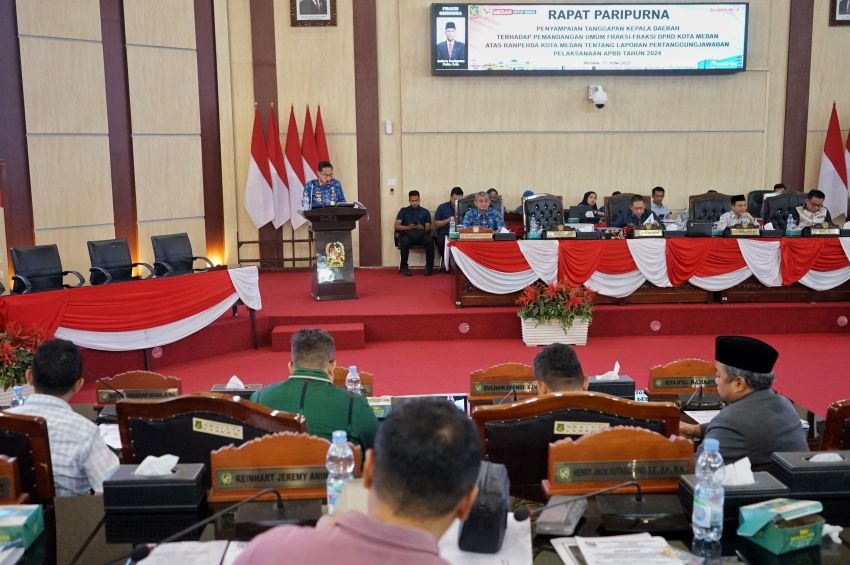Rico Waas Tanggapi Pemandangan Umum Fraksi DPRD dalam Rapat Paripurna
