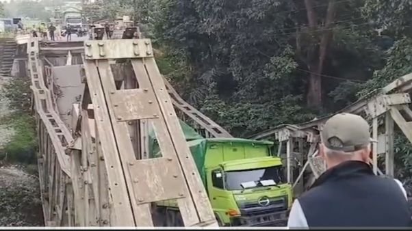 Jembatan Lintas Lahat-Muara Enim Ambruk, Empat Truk Terjebak